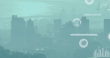 Şehir manzarasının havadan görüntüsüne karşı istatistiksel veri işleme arayüzünün animasyonu. Küresel ağ ve iş teknolojisi kavramı