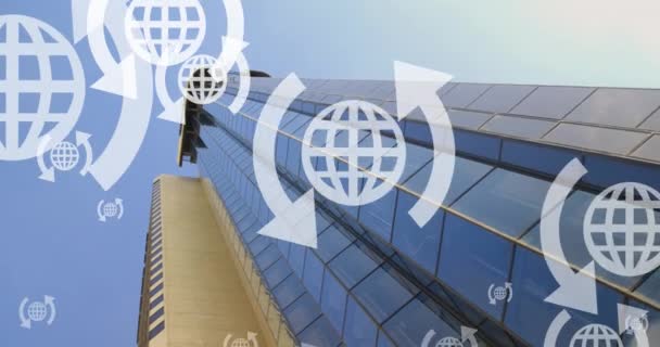 在高楼的低角度视景下 多幅网络地球仪图标的动画 全球联网和商业技术概念 — 图库视频影像