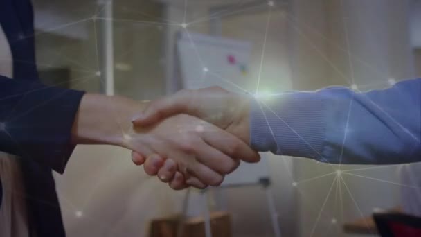 ビジネスマンやビジネスウーマン握手の中央部以上の接続のアニメーション グローバルネットワークとビジネステクノロジーのコンセプト — ストック動画