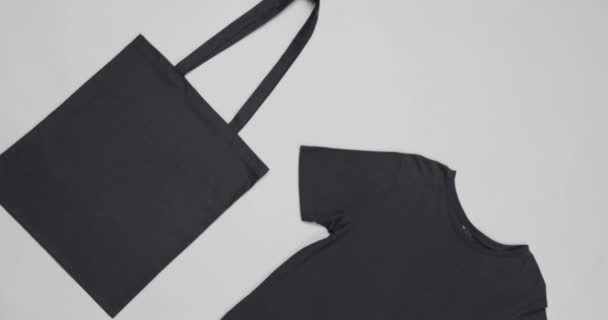 Close Saco Preto Camiseta Sobre Fundo Branco Com Espaço Cópia — Vídeo de Stock