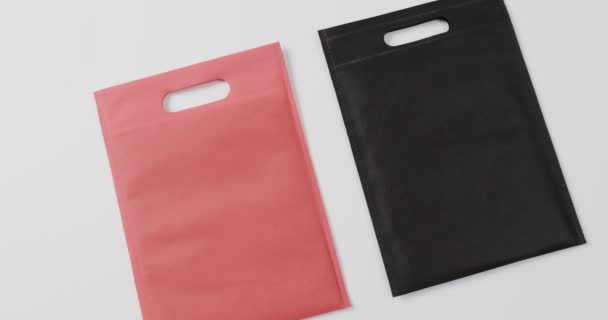 靠近红色和黑色的袋子 白色背景 复制空间 慢动作 设计和面料 — 图库视频影像