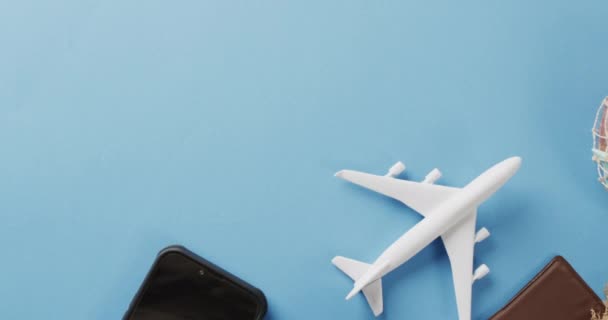 Modelo Avião Branco Smartphone Passaporte Com Espaço Cópia Fundo Azul — Vídeo de Stock