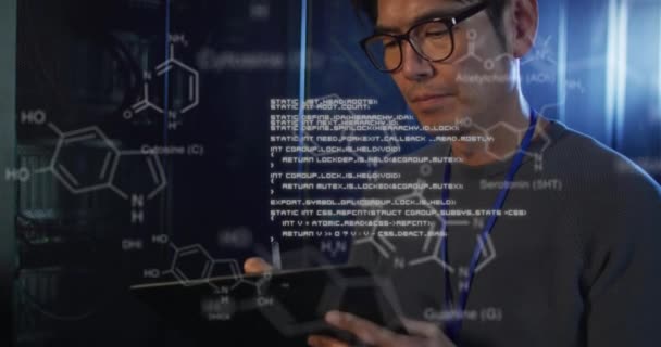 在服务器室工作的亚洲男性工程师的化学结构和数据处理动画 研究科学和商业数据存储技术概念 — 图库视频影像