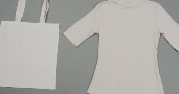 Κοντινό Πλάνο Λευκής Τσάντας Και Shirt Γκρι Φόντο Χώρο Αντιγραφής — Αρχείο Βίντεο