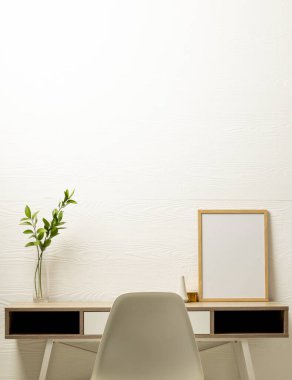 Fotokopi alanı olan boş ahşap çerçevenin dikey hali ve masanın üzerine beyaz duvara karşı saksı dikmek. Çerçeve şablonu, iç tasarım ve dekorasyonu düzenle.