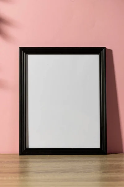 Függőleges Fekete Üres Keret Másolási Helyet Asztalon Ellen Rózsaszín Fal — Stock Fotó