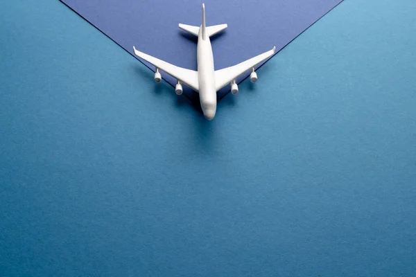 蓝底白色飞机模型的近景 有复制空间 交通和假期 — 图库照片