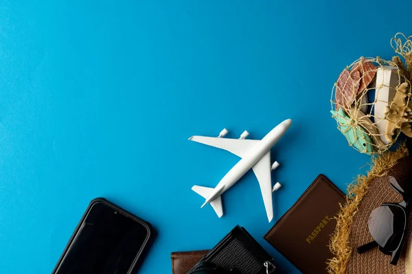 Vliegtuigmodel Zonnebril Paspoort Camera Smartphone Blauwe Achtergrond Met Kopieerruimte Reizen — Stockfoto