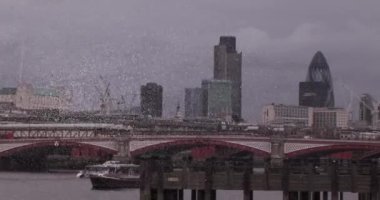 Londra şehri üzerinde Nft metin ve veri işleme animasyonu. Küresel iş, finans, hesaplama ve veri işleme kavramı dijital olarak oluşturulmuş video.