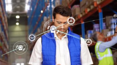 Depoda dijital tablet kullanan beyaz erkek yöneticinin dijital ikon ağının animasyonu. Küresel ağ ve lojistik iş teknolojisi kavramı