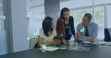 Ofisteki çeşitli iş adamları üzerinde ekolojik ikonlar ve veri işleme animasyonları. Küresel iş, finans, hesaplama ve veri işleme kavramı dijital olarak oluşturulmuş video.