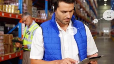 Depoda dijital tablet kullanan beyaz erkek yöneticinin dijital ikon ağının animasyonu. Küresel ağ ve lojistik iş teknolojisi kavramı