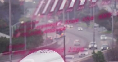 Şehir trafiğinin hava görüntüsüne karşı istatistiksel veri işleme animasyonu. Bilgisayar arayüzü ve iş veri teknolojisi kavramı