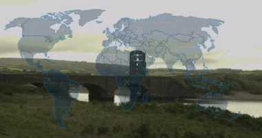 Manzara üzerinde dünya haritası ve veri işleme animasyonu. Küresel iş, finans, hesaplama ve veri işleme kavramı dijital olarak oluşturulmuş video.