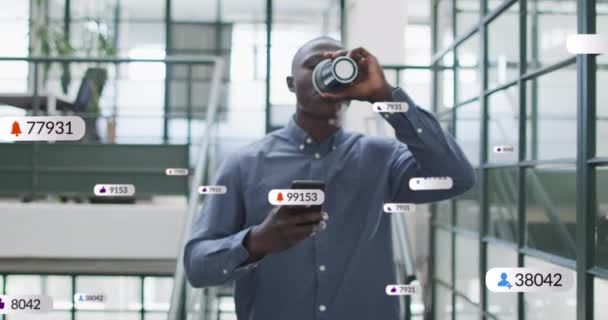 Animace Ikon Sociálních Médií Čísly Nad Africkým Americkým Podnikatelem Pomocí — Stock video