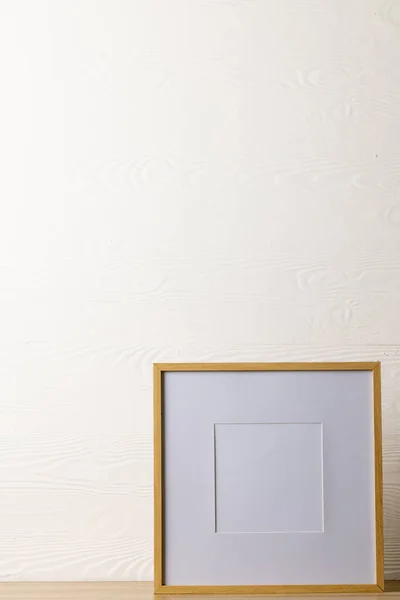 Vertical Moldura Madeira Vazia Com Espaço Cópia Mesa Contra Parede — Fotografia de Stock