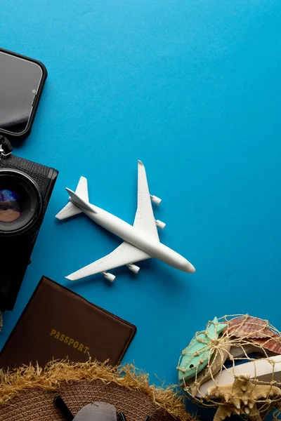 Vliegtuigmodel Met Zonnebril Paspoort Camera Smartphone Blauwe Achtergrond Met Kopieerruimte — Stockfoto