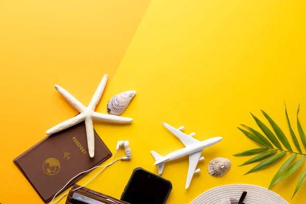 Vliegtuigmodel Schelpen Paspoort Strohoed Smartphone Gele Achtergrond Met Kopieerruimte Reizen — Stockfoto