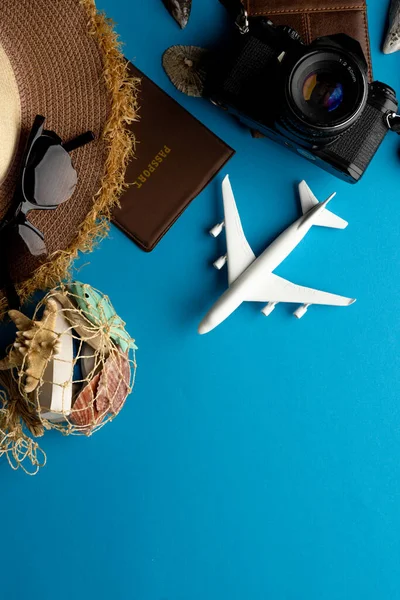 Vliegtuigmodel Zonnebril Paspoort Camera Blauwe Achtergrond Met Kopieerruimte Reizen Vervoer — Stockfoto