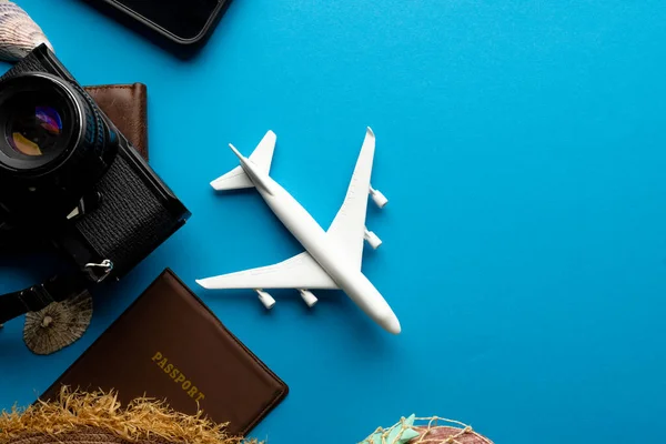 Vliegtuigmodel Paspoort Camera Blauwe Achtergrond Met Kopieerruimte Reizen Vervoer Vakantie — Stockfoto