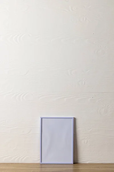 Beyaz Duvarda Fotokopi Masası Olan Boş Bir Çerçeve Çerçeve Şablonu — Stok fotoğraf