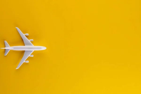 コピースペースと黄色の背景に飛行機モデルの閉鎖 — ストック写真