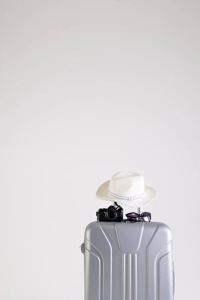 带草帽 太阳镜和照相机的手提箱 白色背景 有复制空间 旅行和假期 — 图库照片