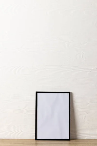 Beyaz Duvara Karşı Üzerinde Kopya Alanı Olan Siyah Boş Çerçevenin — Stok fotoğraf
