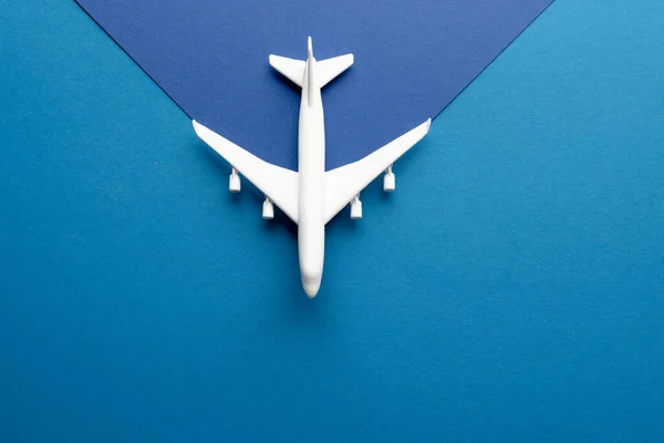 Close Van Wit Vliegtuigmodel Blauwe Achtergrond Met Kopieerruimte Reizen Vervoer — Stockfoto