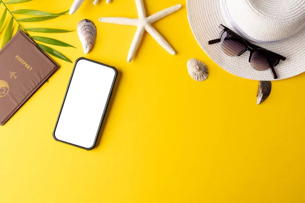 Smartphone Met Kopieerruimte Het Scherm Vliegtuigmodel Paspoort Strohoed Gele Achtergrond — Stockfoto