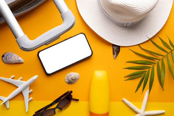 Smartphone Met Kopieerruimte Vliegtuigmodel Koffer Zonnebrandcrème Strohoed Gele Achtergrond Reizen — Stockfoto