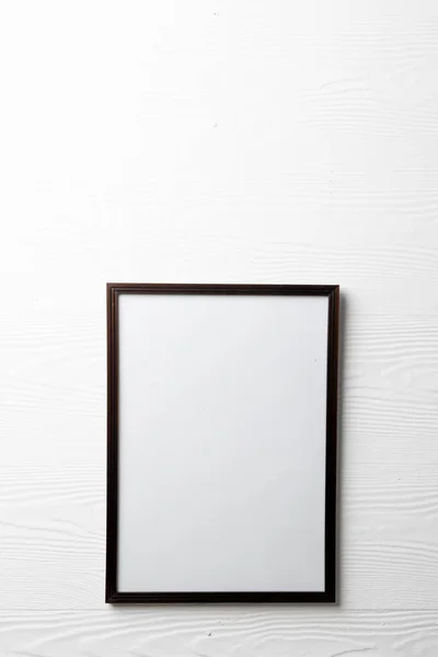 Vertical Empty Dark Wood Frame Copy Space White Wall Modèle — Photo