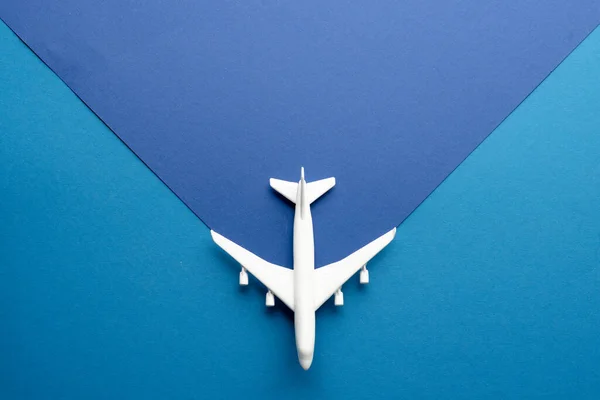 Close Van Wit Vliegtuigmodel Blauwe Achtergrond Met Kopieerruimte Reizen Vervoer — Stockfoto
