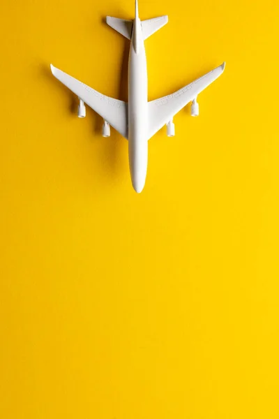 Detailní Záběr Modelu Letadla Žlutém Pozadí Kopírovacím Prostorem Cestování Doprava — Stock fotografie