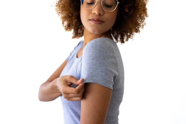 Mulher Biracial Vestindo Camiseta Cinza Com Espaço Cópia Fundo Branco — Fotografia de Stock