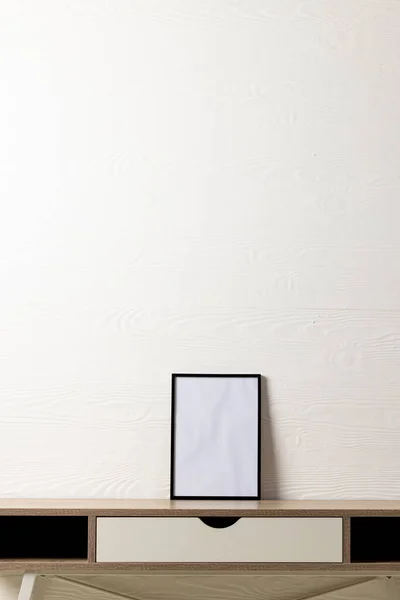 Beyaz Duvara Karşı Üzerinde Kopya Alanı Olan Siyah Boş Çerçevenin — Stok fotoğraf