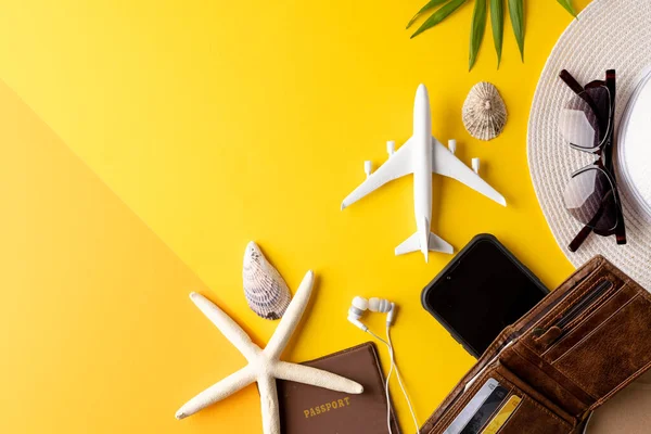 Modelo Avião Conchas Carteira Chapéu Palha Smartphone Fundo Amarelo Com — Fotografia de Stock