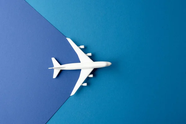 Nahaufnahme Eines Weißen Flugzeugmodells Auf Blauem Hintergrund Mit Kopierraum Reisen — Stockfoto