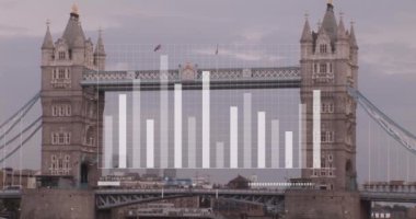 Londra şehri üzerinde istatistik ve veri işleme animasyonları. Küresel iş, finans, hesaplama ve veri işleme kavramı dijital olarak oluşturulmuş video.