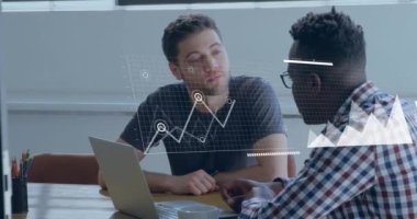 Ofiste tartışan iki farklı adamın istatistiksel veri işleme animasyonu. Bilgisayar arayüzü ve iş veri teknolojisi kavramı