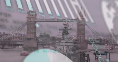 Londra şehrinde finansal veri işleme animasyonu. Küresel iş, finans, hesaplama ve veri işleme kavramı dijital olarak oluşturulmuş video.