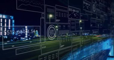 Gece şehir trafiğinin hızlandırılmış hava görüntüsü karşısında veri işleme arayüzü animasyonu. Bilgisayar arayüzü ve iş teknolojisi kavramı