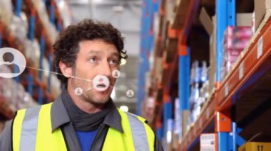 Depoda çalışan beyaz erkek işçilerin ikonlarla olan bağlantılarının animasyonu. Dijital olarak oluşturulmuş küresel bağlantılar, gönderme ve dağıtım konsepti.