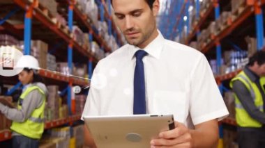 Depoda dijital tablet kullanan beyaz erkek yöneticinin dijital ikon ağının animasyonu. Küresel ağ ve lojistik iş teknolojisi kavramı