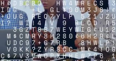 Ofiste birlikte tartışan çeşitli meslektaşlar hakkında veri işleme animasyonu. Bilgisayar arayüzü ve iş teknolojisi kavramı