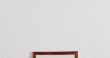 Beyaz arka planı ve beyaz duvarı olan tahta çerçeve. Çerçeve, ev dekorasyonu ve iç tasarım konsepti.