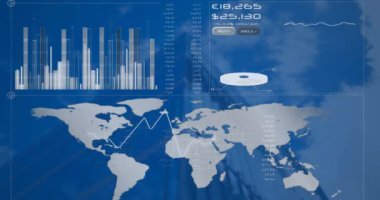 Modern ofis binası üzerindeki finansal veri işleme ve dünya haritasının animasyonu. Küresel iş, finans, hesaplama ve veri işleme kavramı dijital olarak oluşturulmuş video.
