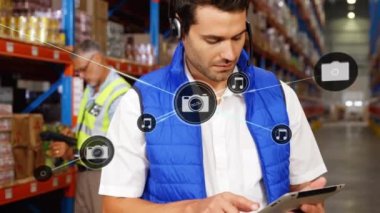 Depoda dijital tablet kullanan beyaz erkek yöneticinin dijital ikon ağının animasyonu. Küresel ağ ve lojistik iş teknolojisi kavramı