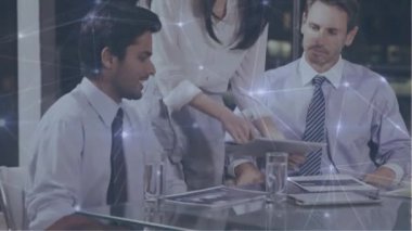 Dijital tablet üzerinde tartışan çeşitli iş adamları üzerinden bağlantı ağının animasyonu. Küresel ağ ve iş teknolojisi kavramı