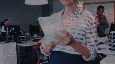 Ofiste dijital tablet kullanan beyaz bir kadının üzerinde dönen bağlantı ağının animasyonu. Küresel ağ ve iş teknolojisi kavramı